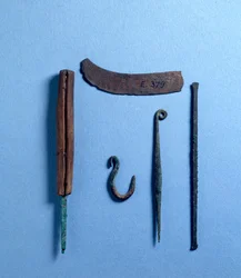 Mejsel, syl, kniv og fiskekrog (kobber)